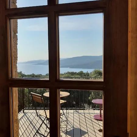 U Castellu, L' Particulier