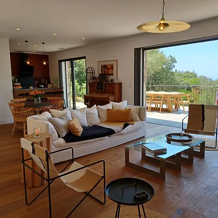 U Castellu, L' Particulier