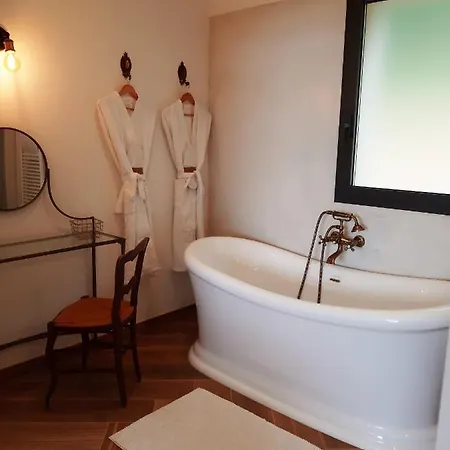 U Castellu, L' Particulier