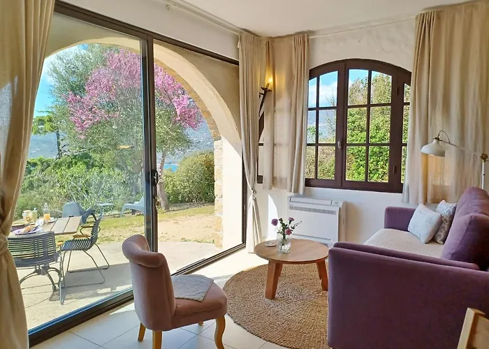 U Castellu, L' Particulier