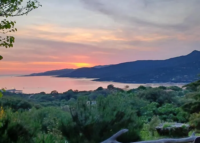 U Castellu, L' Particulier