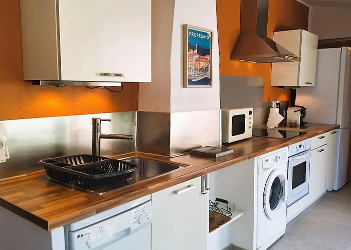 U Castellu, L' Particulier